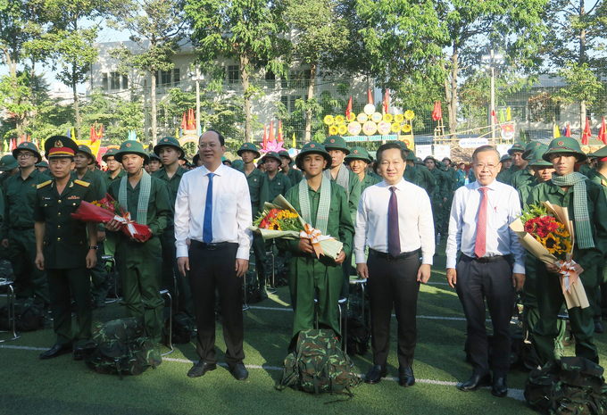 thu-duc-130345_977.jpg Phó Bí thư Thường trực Thành ủy TP.HCM Nguyễn Hồ Hải; Bí thư Thành ủy Thủ Đức Nguyễn Hữu Hiệp; Đại tá Trần Văn Trung, Chủ nhiệm Chính trị Bộ Tư lệnh TP.HCM; Chủ tịch UBND thành phố Thủ Đức Hoàng Tùng chúc mừng các tân binh. Ảnh: M.H.