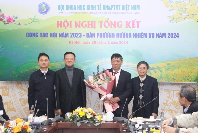 Hội Khoa học kinh tế nông nghiệp và phát triển nông thôn Việt Nam ra mắt Ban Biên tập Đặc san Kinh tế nông nghiệp và phát triển nông thôn do ông Nguyễn Mạnh Thường (thứ 2 từ phải sang) làm Trưởng ban. Ảnh: Trung Quân.