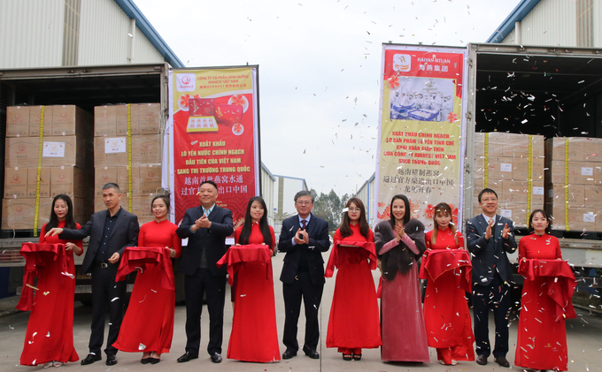 anh-1-le-cong-bo-xuat-khau-lo-san-pham-to-yen-dau-tien-cua-viet-nam-sang-thi-truong-trung-quoc-115358_295.jpg Lễ công bố xuất khẩu lô sản phẩm yến nước đầu tiên của Việt Nam sang thị trường Trung Quốc. Ảnh: Đức Chung.