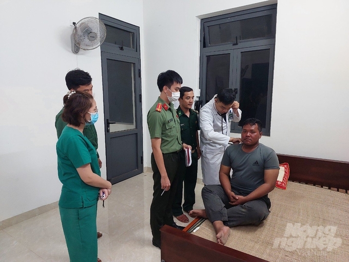 ggg-1-184611_260-184611.jpg Đồn Biên phòng Côn Đảo phối hợp với lực lượng chức năng tiến hành khám sức khỏe và chăm sóc y tế cho các thuyền viên. Ảnh: Quang Anh.