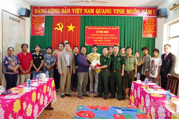 ggg-7-184319_125-184319.jpg Đại diện Bộ chỉ huy BĐBP tỉnh, đại diện Tổng Lãnh sự quán Indonesia và đại diện Tổng Lãnh sự quán Malaysia tại TP.HCM bàn giao 11 thuyền viên của tàu SAMUDRA INDAH II bị nạn trên biển về nước. Ảnh: Quang Anh.