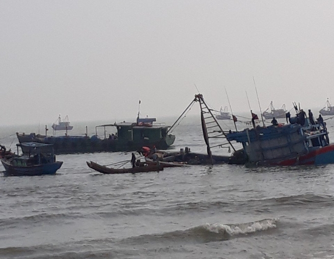 Tàu cá mắc cạn và bị đánh chìm trên đường vào cảng Lạch Bạng, gây thiệt hại lớn cho chủ tàu.