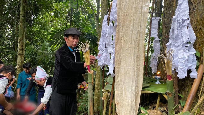 Đây là phong tục độc đáo, là dịp để người dân tỏ lòng biết ơn đến thần rừng, cầu chúc một năm mưa thuận gió hòa, bà con no ấm. Ảnh: Hùng Khang.