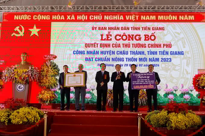 chauthanh2-072635_619.jpg Bí thư Tỉnh ủy Nguyễn Văn Danh và Chủ tịch UBND tỉnh Nguyễn Văn Vĩnh trao bằng công nhận và công trình phúc lợi cho huyện Châu Thành. Ảnh: Minh Đảm.