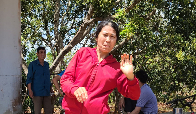 anh-7-082229_726.jpg Bà Lê Thị Ngọc bị di chứng cong vẹo cột sống sau một lần ngã khi hái tiêu thuê. Ảnh: Quang Yên.