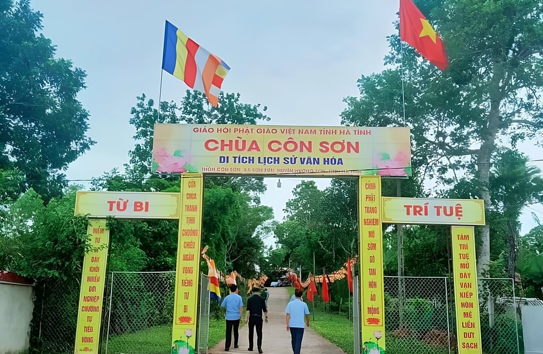 thuong-dan-dan-lap-den-tho-6-215154_488.jpeg Đường vào chùa Côn Sơn.