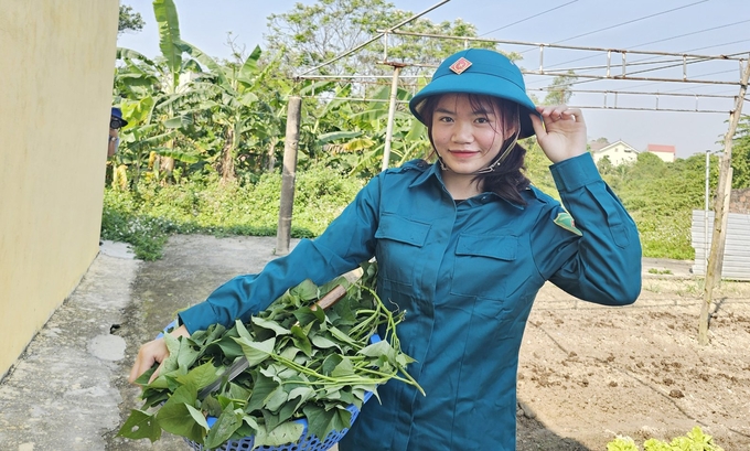 Các nữ pháo thủ đảm đang từ luyện tập đến tăng gia sản xuất ở đơn vị. Ảnh: T. Đức.