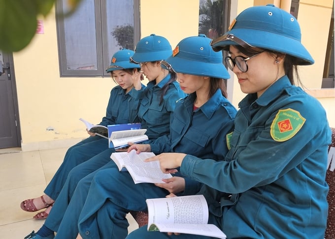 Tranh thủ đọc sách sau giờ luyện tập. Ảnh: T. Đức.