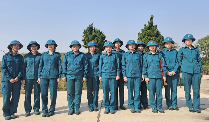 Tuổi 18 các nữ dân quân đã thành pháo thủ vững vàng trong chiến đấu. Ảnh: T. Đức.