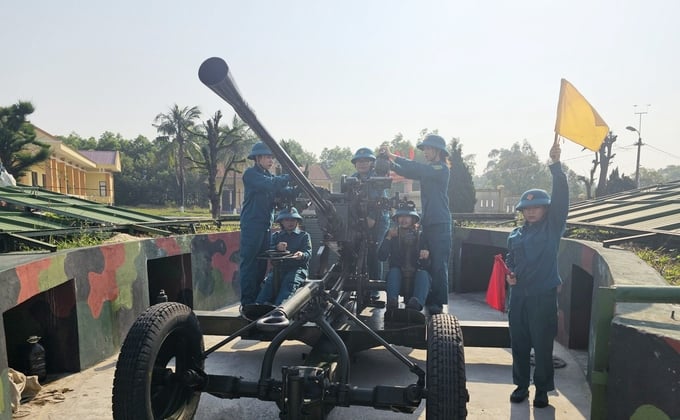 Dưới nắng lửa vẫn hăng say luyện tập. Ảnh: T. Đức.