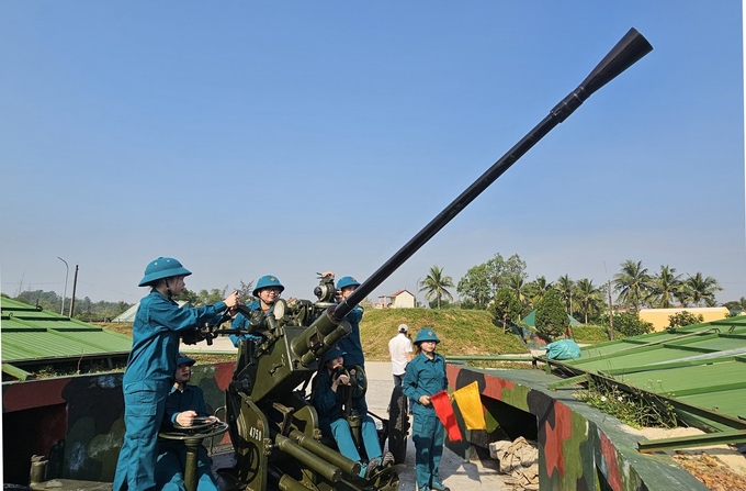 Các cô gái dân quân canh giữ bầu trời bình yên. Ảnh: T. Đức.