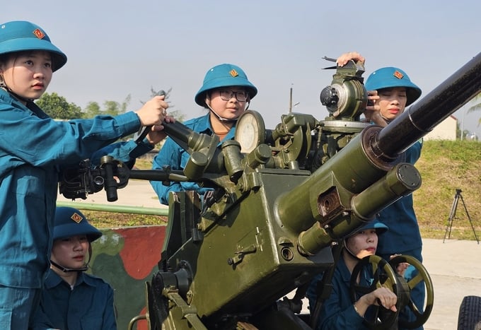 Những 'bông hồng' trên mâm pháo hăng say tập luyện giữa những ngày nắng như đổ lửa. Ảnh: T. Đức.