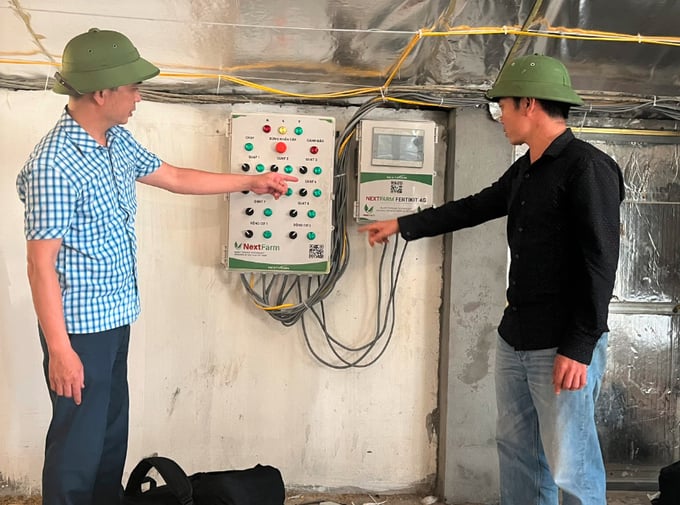 ung-dung-cong-nghe-so-nuoi-ga-sinh-san-giai-phap-dot-pha-cho-nong-dan-144732_705-155913.jpeg Đại diện Trung tâm Khuyến nông Hải Phòng (bên trái ảnh) hướng dẫn vận hành máy móc cho người chăn nuôi. Ảnh: Đinh Mười.