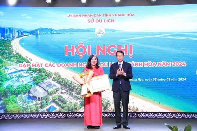 z5229202207736_21a951ac4d3e82a48393d23f96a71d01-170214_268.jpg Bà Nguyễn Thị Lệ Thanh, Giám đốc Sở Du lịch tỉnh Khánh Hòa nhận bằng khen của Bộ trưởng Bộ Văn hóa - Thể thao và Du lịch. Ảnh: PC.