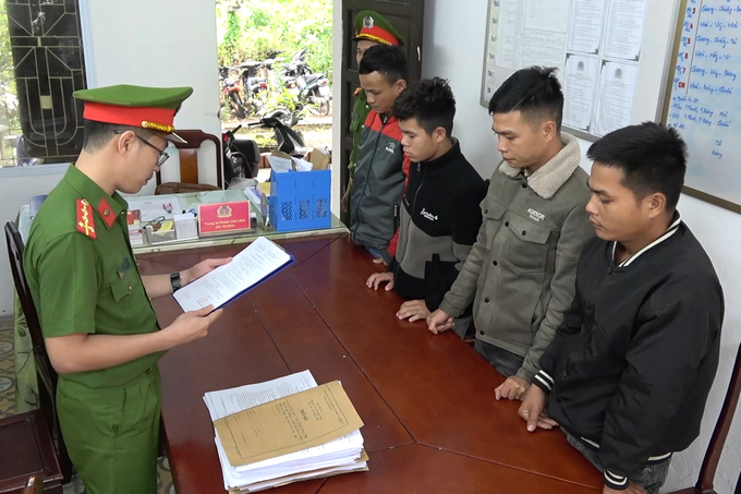 khoi-to-202312_99.jpg Cơ quan điều tra đọc lệnh khởi tố bị can đối với 4 thanh niên cưa trộm cây keo lai. Ảnh: CAH.