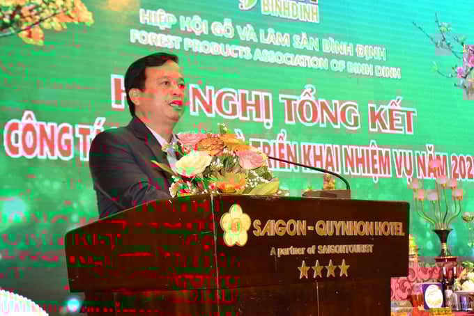 1-111957_36.jpg Ông Nguyễn Tuấn Thanh, Phó Chủ tịch Thường trực UBND tỉnh Bình Định, động viên các doanh nghiệp ngành gỗ Bình Định tham gia trồng rừng gỗ lớn để giảm áp lực về nguyên liệu. Ảnh: V.Đ.T.