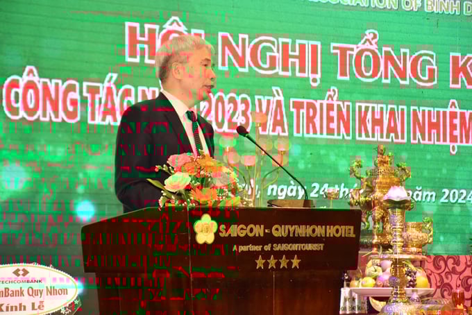 2-111957_571.jpg Ông Ngô Sĩ Hoài, Phó Chủ tịch Hiệp hội Gỗ và Lâm sản Việt Nam, biểu dương thành tích của Hiệp hội Gỗ và Lâm sản Bình Định. Ảnh: V.Đ.T.