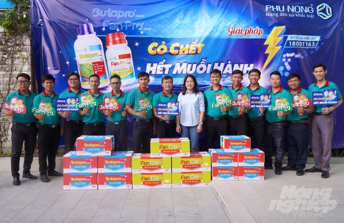 co-chet-het-muoi-hanh-voi-butapro-550ec-va-fanpro-250sc-084616_936-084616.jpg Giải pháp 'Cỏ chết - Hết muỗi hành' với Butapro 550EC và Fanpro 250SC được triển khai tại nhà phân phối Hưng Thạnh, huyện Mỹ Xuyên, tỉnh Sóc Trăng. Ảnh: PN.