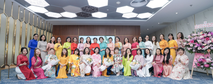 h1-thuot-tha-ao-dai-092959_685.jpg Chị em PV GAS thướt tha trong tà áo dài Việt Nam.