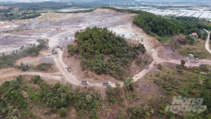 dji_0066-114838_877-114839.jpg Xe tải chở đất đá từ dự án Công viên nghĩa trang Quảng Yên ra ngoài bán san lấp mặt bằng.