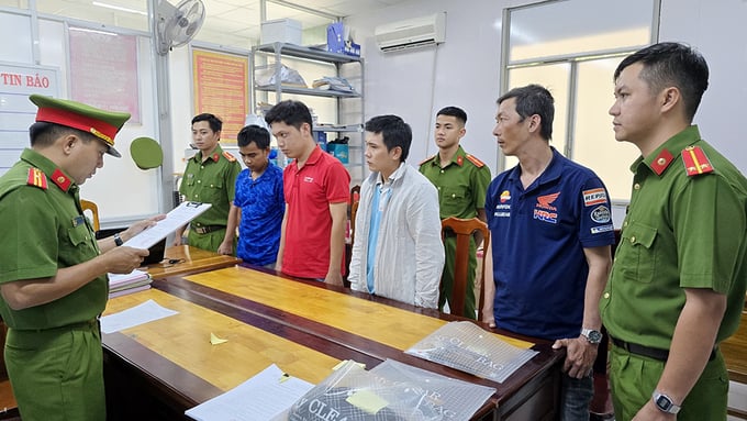 khanh-2-141058_850.jpg Cơ quan Cảnh sát điều tra Công an TP Long Xuyên thi hành lệnh bắt tạm giam đối với Lộc, Khoa, Toàn và Khánh. Ảnh: Tiến Tầm.