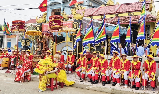 Rộn ràng lễ hội cầu ngư và lễ xuất quân đánh bắt hải sản ở làng biển Cảnh Dương. Ảnh: T. Đức.