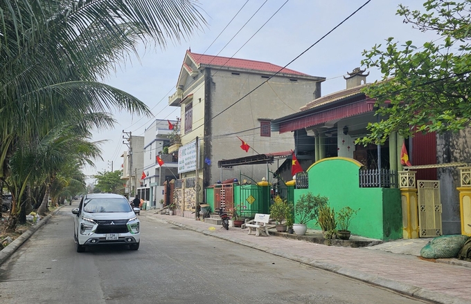 Một đoạn đường nông thôn mới ở Cảnh Dương. Ảnh: T. Đức