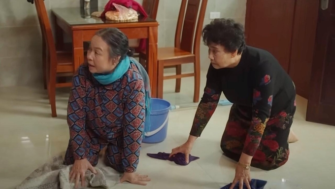 truc-tiep-gap-em-ngay-nang-tap-13-tren-vtv3-hom-nay-14-3-134556_245.jpg Bạn thân giúp bà Quý lau dọn nhà. Ảnh CMH