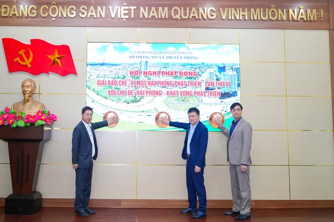 bao-chi-hp-151944_278.jpg Phạm Văn Tuấn, Giám đốc Sở Thông tin và Truyền thông Hải Phòng cùng lãnh đạo Ban Tuyên giáo Thành ủy, lãnh đạo Báo Hải Phòng ấn nút phát động giải. Ảnh: Đinh Mười.