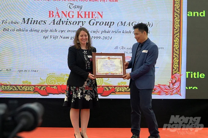 MAG was honoured to receive the Certificate of Merit from the Vietnam Union of Friendship Organizations. Photo: Vo Dung. 