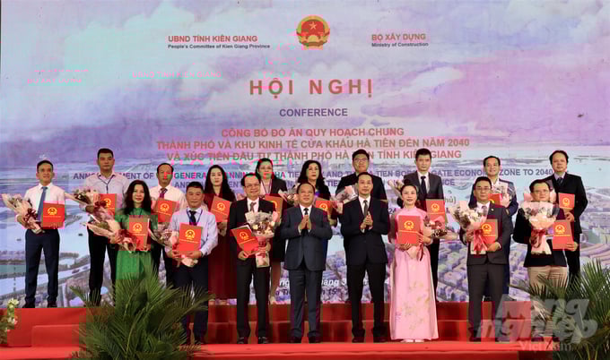 Lãnh đạo tỉnh Kiên Giang trao các quyết định chủ trương đầu tư dự án và biên bản ghi nhớ đầu tư dự án các lĩnh vực du lịch, thương mại, đô thị, khu công nghiệp, chế biến thủy sản với tổng số vốn gần 40.000 tỷ đồng cho các nhà đầu tư. Ảnh: Trung Chánh.