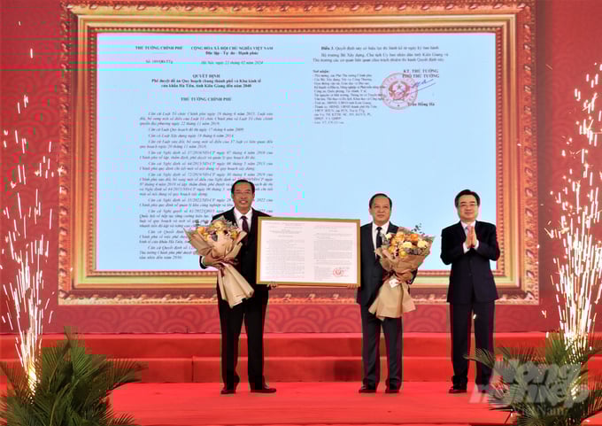 Bộ trưởng Bộ Xây dựng Nguyễn Thanh Nghị trao Quyết định của Thủ tướng Chính phủ phê duyệt đồ án Quy hoạch chung thành phố và Khu kinh tế cửa khẩu Hà Tiên đến năm 2040 cho lãnh đạo TP Hà Tiên. Ảnh: Trung Chánh.