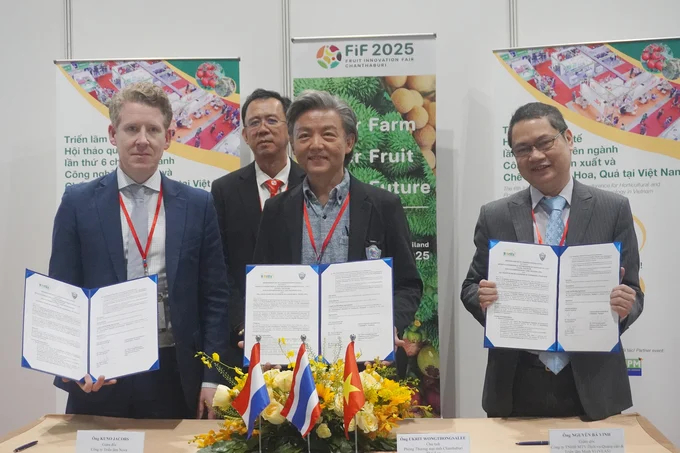 The signing of a memorandum of understanding on trade promotion cooperation and export support for vegetable, flower and fruit products between HortEx Vietnam Organizing Committee and Chanthaburi Chamber of Commerce (Thailand). Photo: Nguyen Thuy.