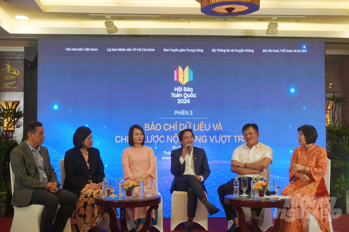 Phó Tổng biên tập Báo Nông nghiệp Việt Nam Vũ Minh Việt chia sẻ tại Diễn đàn Báo chí toàn quốc năm 2024. Ảnh: Nguyễn Thủy.