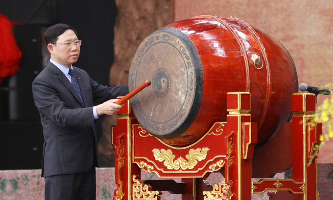 khoi-nghia-yen-the-143410_675.jpg Chủ tịch UBND tỉnh Lê Ánh Dương đánh trống khai hội.