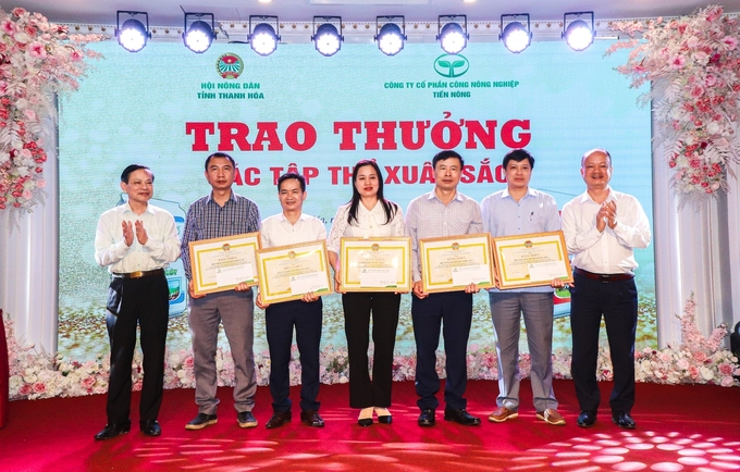 Lãnh đạo Hội Nông dân tỉnh Thanh Hóa tặng Bằng khen cho các đơn vị có thành tích xuất sắc trong việc thực hiện chương trình phối hợp cung ứng các giải pháp dinh dưỡng của Tiến Nông tới nông dân trong thời gian qua.