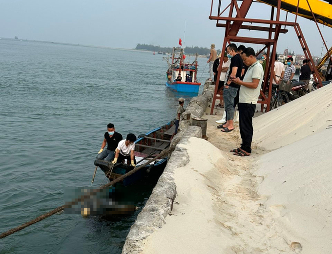 thi-the-3-120906_818.jpeg Tiến hành trục vớt thi thể nạn nhân. Ảnh: T. Hiếu.