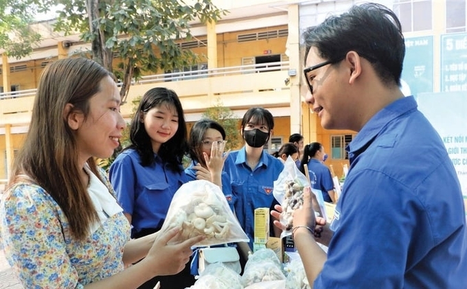 Rural youth introduced agricultural products meeting OCOP standards produced by rural youth. Photo: K.ANH.