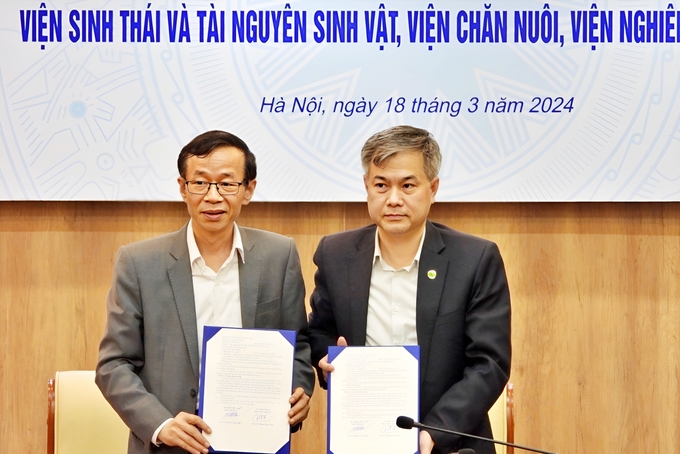 dai-hoc-su-pham-ha-noi-ky-hop-tac-voi-cac-vien-thuoc-bo-nn-ptnt-193000_170.jpeg GS.TS Nguyễn Văn Minh, Hiệu trưởng Trường Đại học Sư phạm Hà Nội ký biên bản hợp tác với PGS.TS Phạm Doãn Lân, Phó Viện trưởng Viện Chăn nuôi. Ảnh: PT.