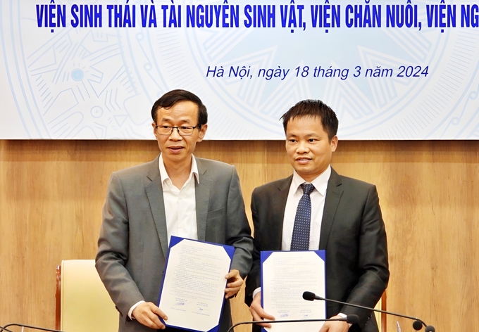dai-hoc-su-pham-ha-noi-ky-hop-tac-voi-cac-vien-thuoc-bo-nn-ptnt-193013_490.jpeg GS.TS Nguyễn Văn Minh, Hiệu trưởng Trường Đại học Sư phạm Hà Nội ký biên bản hợp tác với GS.TS. Nguyễn Quảng Trường, Phó Viện trưởng Viện Sinh thái và Tài nguyên sinh vật. Ảnh: PT.