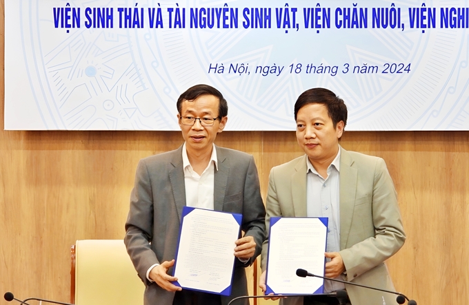dai-hoc-su-pham-ha-noi-ky-hop-tac-voi-cac-vien-thuoc-bo-nn-ptnt-193021_515.jpeg GS.TS Nguyễn Văn Minh, Hiệu trưởng Trường Đại học Sư phạm Hà Nội ký biên bản hợp tác với TS. Nguyễn Trung Nam, Phó Viện trưởng Viện Công nghệ sinh học. Ảnh: PT.
