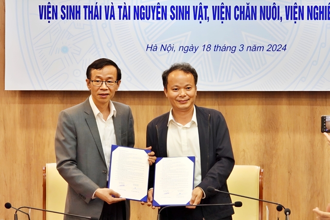 thuy-san-191545_386.jpeg GS.TS Nguyễn Văn Minh, Hiệu trưởng Trường Đại học Sư phạm Hà Nội ký biên bản hợp tác với TS. Nguyễn Khắc Bát, Viện trưởng Viện Nghiên cứu Hải sản. Ảnh: PT.