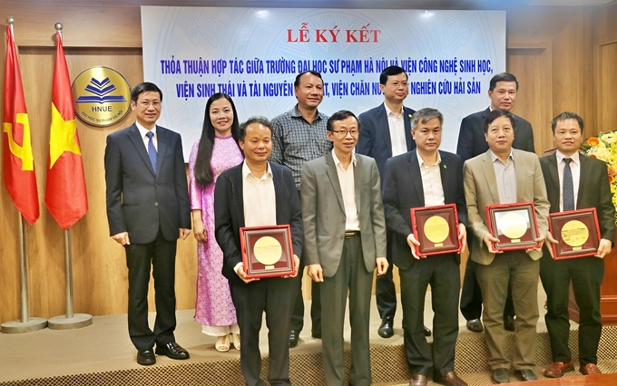 tt-192159_246.jpeg Đại học Sư phạm Hà Nội tặng kỷ niệm chương đại diện các Viện nghiên cứu. Ảnh: PT.