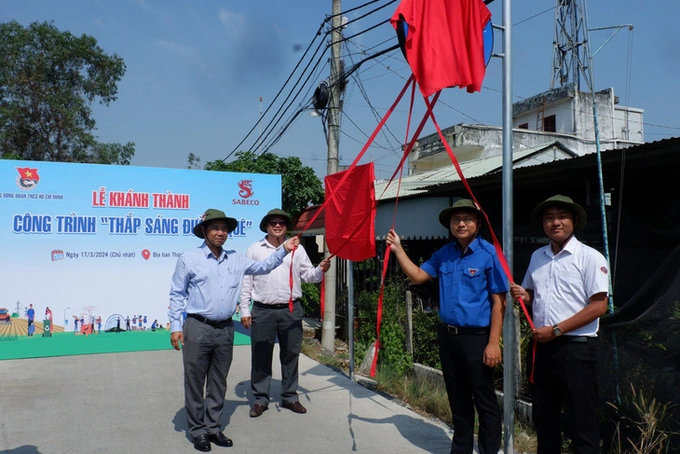Youth project lights up new countryside. Photo: K. ANH.