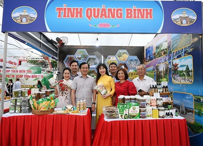 Gian hàng trưng bày các sản phẩm OCOP tỉnh Quảng bình tại Hội Báo toàn quốc 2024. Ảnh: Đ.H.