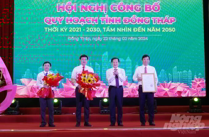 Deputy Prime Minister Le Minh Khai presenting the Decision on the Announcement of the Planning to the leaders of Dong Thap Provincial Party Committee, People's Council, and Provincial People's Committee in early 2024. Photo: Le Hoang Vu.