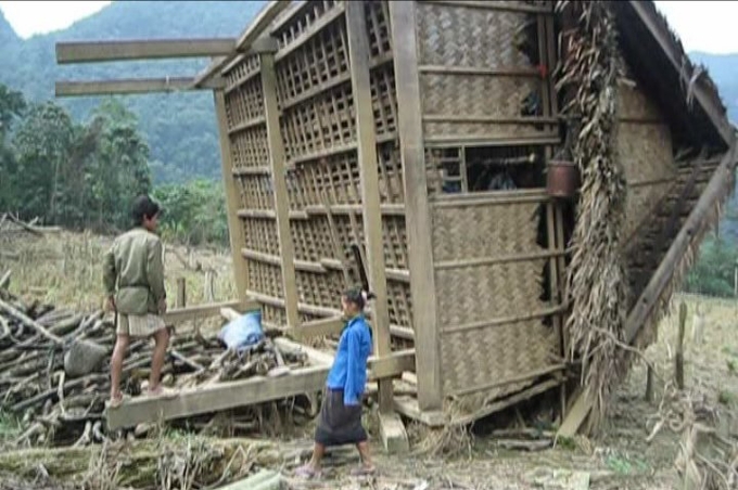 Ngôi nhà của dân bản bị lũ cuốn trôi. Ảnh: T. Phùng.