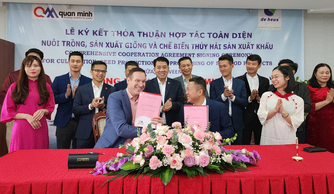 doanh-nghiep-ha-lan-ky-hop-tac-nuoi-trong-thuy-san-tai-van-don-200302_440.jpg Đại diện hai doanh nghiệp ký kết thỏa thuận hợp tác toàn diện nuôi trồng, sản xuất giống và chế biến thủy sản xuất khẩu. Ảnh: Cường Vũ.