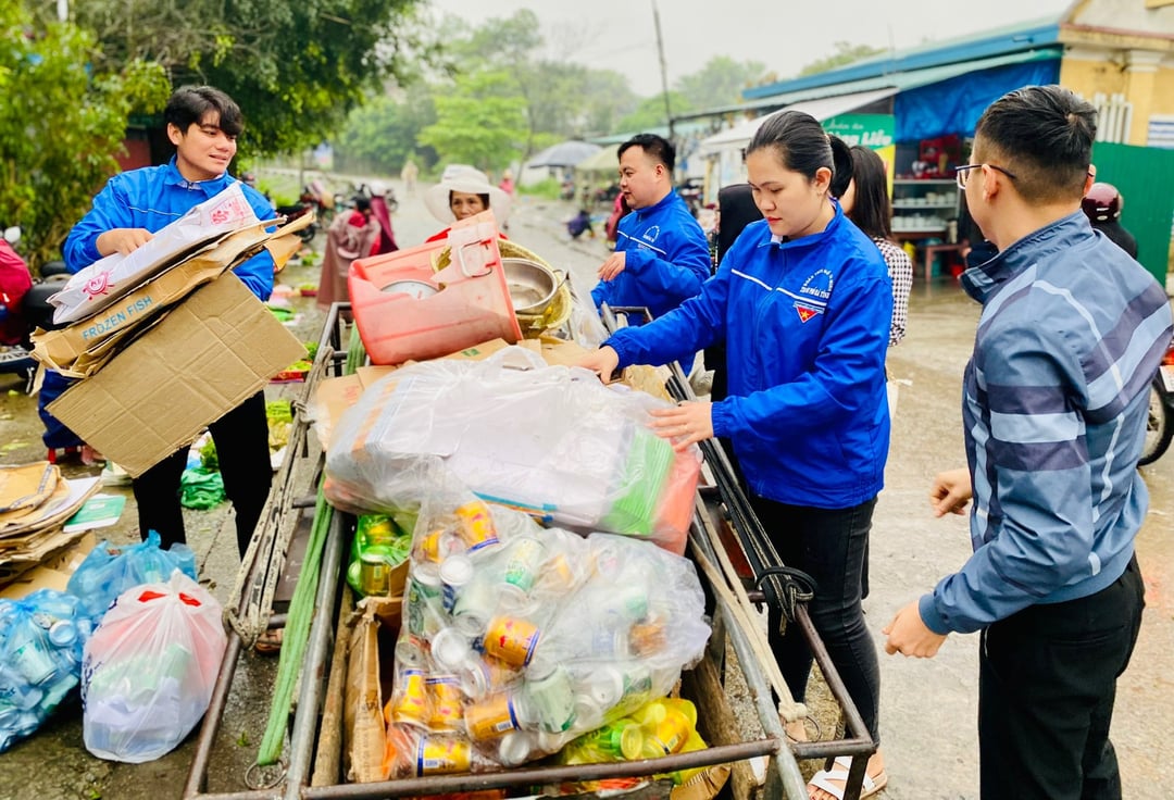 Rác thải nhựa được thu gom, bán tái chế để lấy quỹ làm từ thiện. Ảnh: TN.