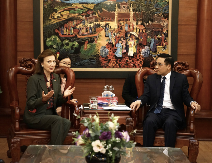 dsc08076-105934_879.jpg Sáng 20/3, Thứ trưởng Bộ NN-PTNT Nguyễn Quốc Trị tiếp đoàn công tác Argentina do Bộ trưởng Ngoại giao, Ngoại thương và Tôn giáo Argentina Diana Mondino dẫn đầu.